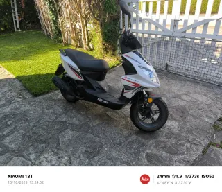 Scooter Keeway 50cc Blanca 2018 incluye casco . .