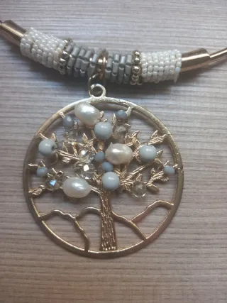Collar dorado con colgante árbol de la vida