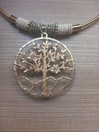 Collar dorado con colgante árbol de la vida