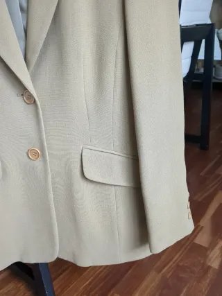 Chaqueta entallada UNIT beige mujer