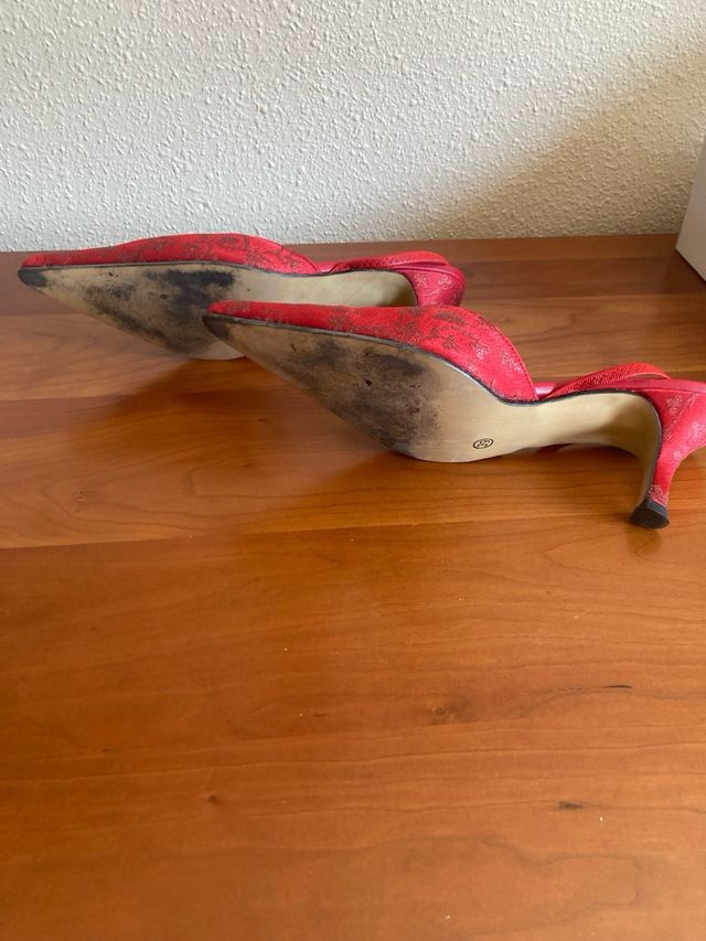 Zapatos de tacón rojos con estampado floral
tacon