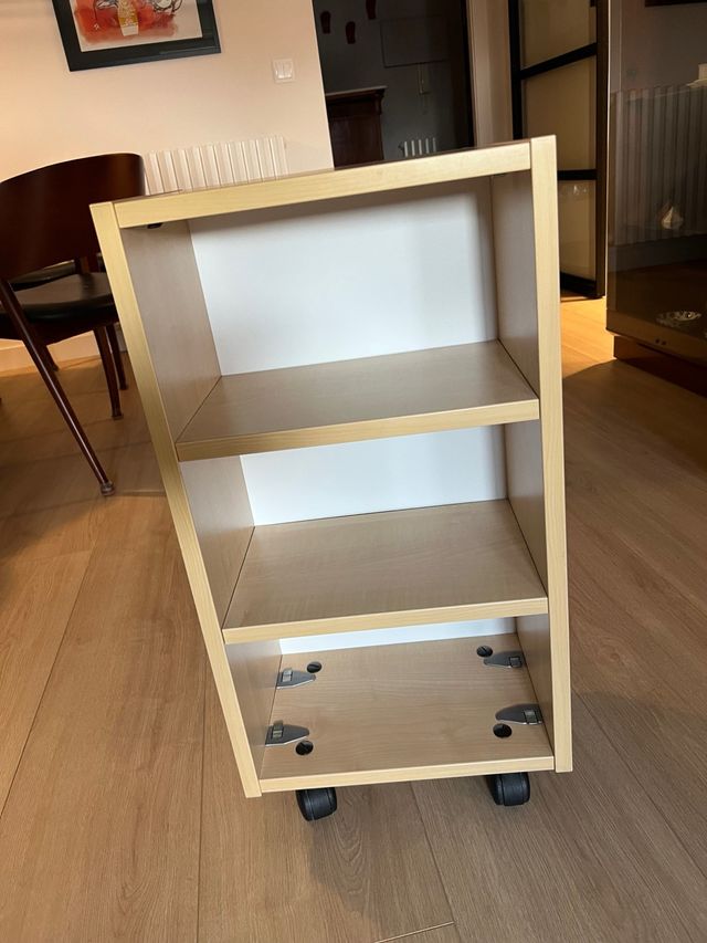 Mueble de oficina con ruedas