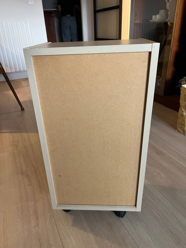 Mueble de oficina con ruedas