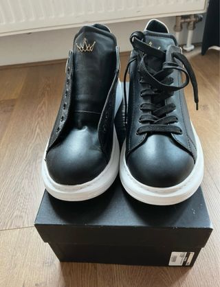 Zapatillas altas negras con suela blanca
