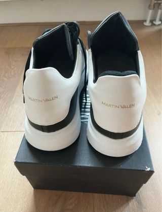 Zapatillas altas negras con suela blanca