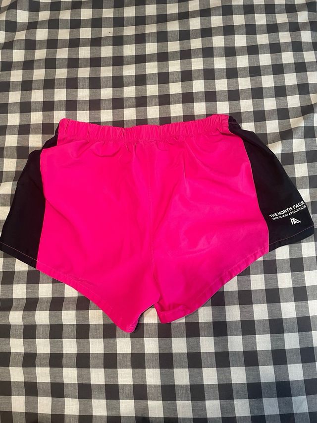 Shorts deportivos The North Face rosa y negro