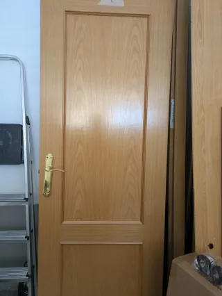 Puerta de madera marrón con marco x3