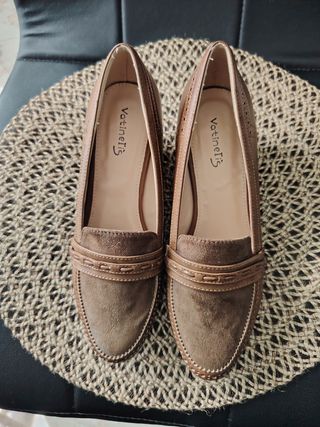 Zapatos Vatinelis polipiel con  detalle antelina 