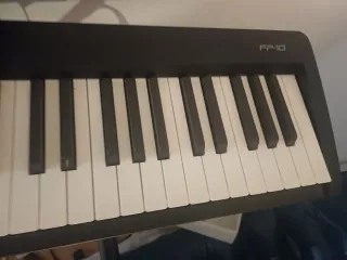 ROLAND FP-10 Piano Digital