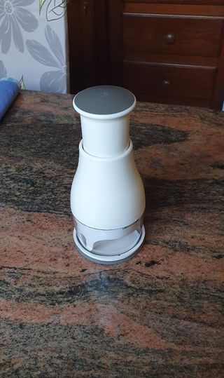 Tritatutto manuale bianco e grigio