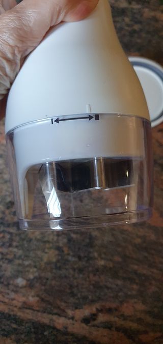 Tritatutto manuale bianco e grigio