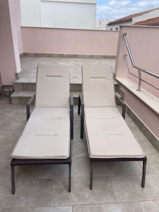 2 hamacas de exterior con cojines.
