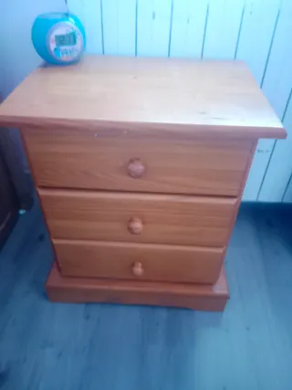 Comodino in legno di pino