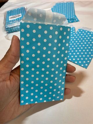 Bolsas de papel azul con lunares blancos 15x8cm