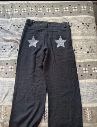Pantalones negros con estrellas plateadas