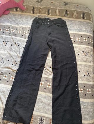 Pantalones negros con estrellas plateadas