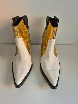 Botines camperos dorados y blancos