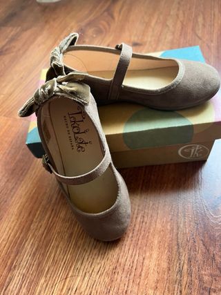 Merceditas niña lazo taupe