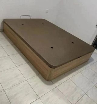 Canapé de madera con colchón