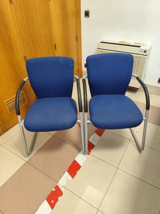 Silla de oficina azul y plateada