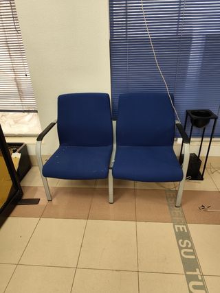 Silla de oficina azul y plateada