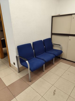 Silla de oficina azul y plateada