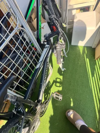 Bicicleta de montaña negra