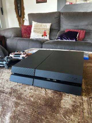 Consola PS4 con 2 mandos y 3 juegos