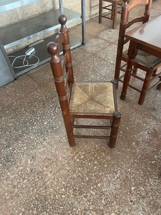 Mesa y sillas de bar madera