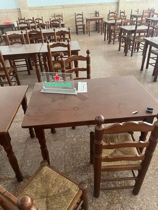 Mesa y sillas de bar madera