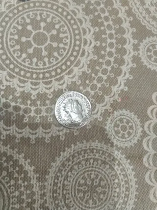 Moneda antigua con perfil