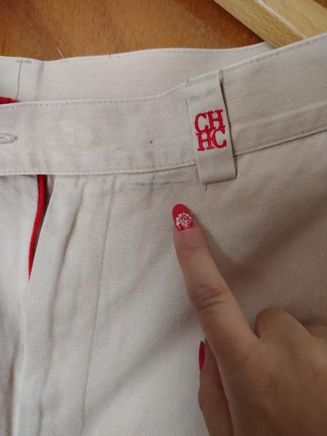 Pantalón Mujer tiene una manchea se ve en foto