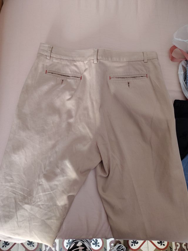 Pantalón Mujer tiene una manchea se ve en foto