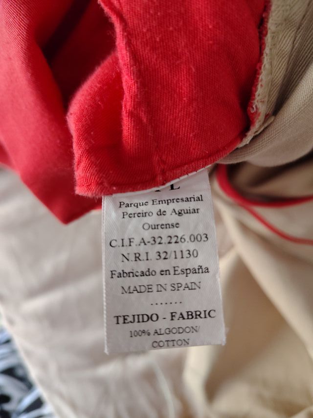 Pantalón Mujer tiene una manchea se ve en foto