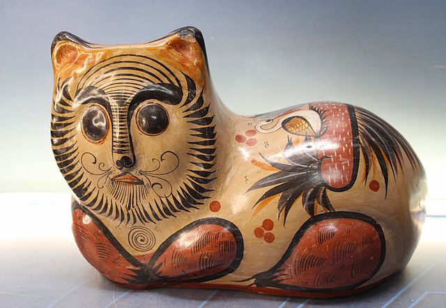 Gran pieza de cerámica Tonala. Escultura de gato tumbado, estilo Jorge Wilmot. México.