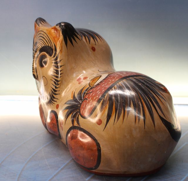 Gran pieza de cerámica Tonala. Escultura de gato tumbado, estilo Jorge Wilmot. México.
