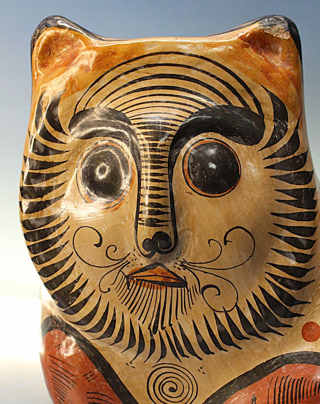 Gran pieza de cerámica Tonala. Escultura de gato tumbado, estilo Jorge Wilmot. México.