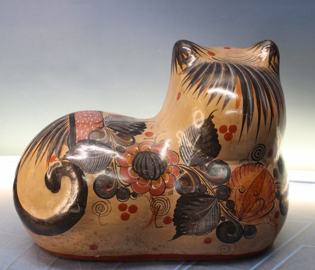 Gran pieza de cerámica Tonala. Escultura de gato tumbado, estilo Jorge Wilmot. México.