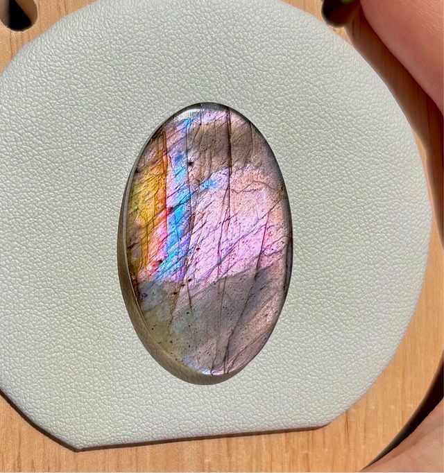 Labradorita morada multifuego cabujon