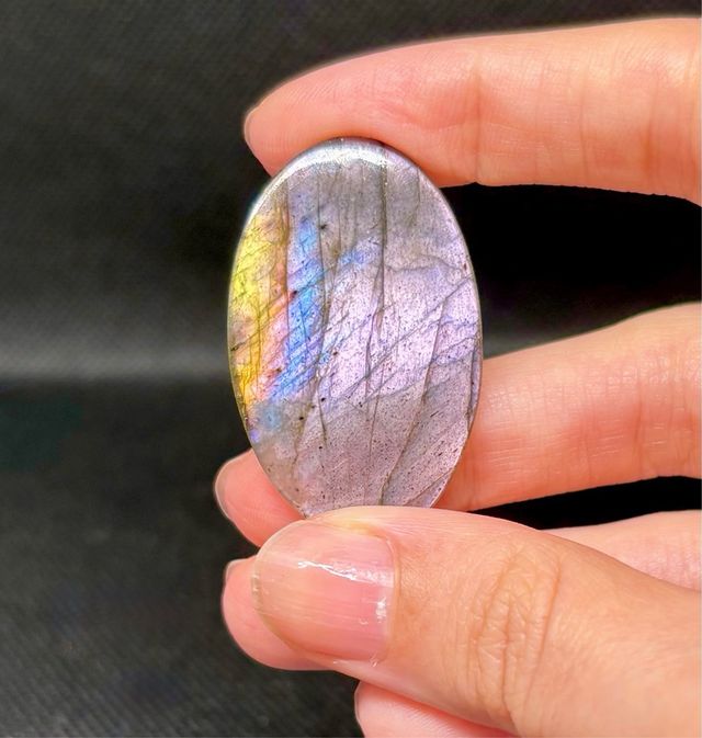 Labradorita morada multifuego cabujon