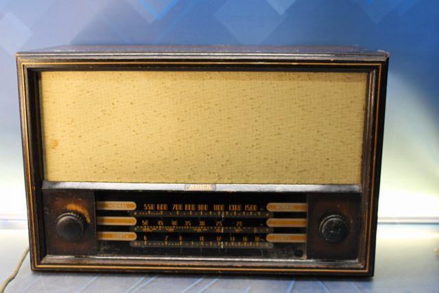 Antigua radio de válvulas Spick 104, Superheterodino.