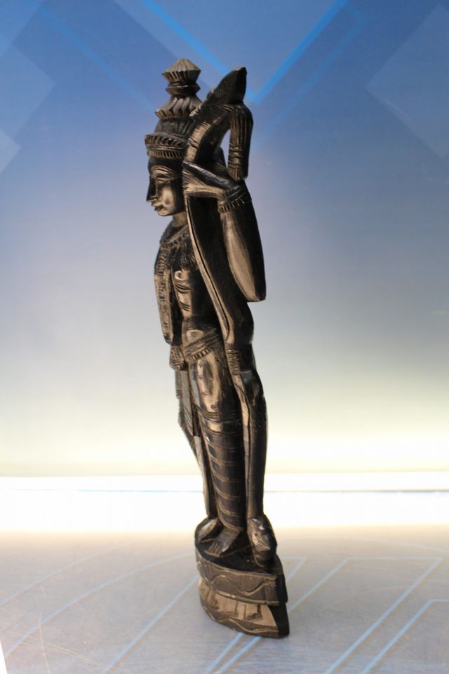 Escultura de madera del dios hindú Rama. India.