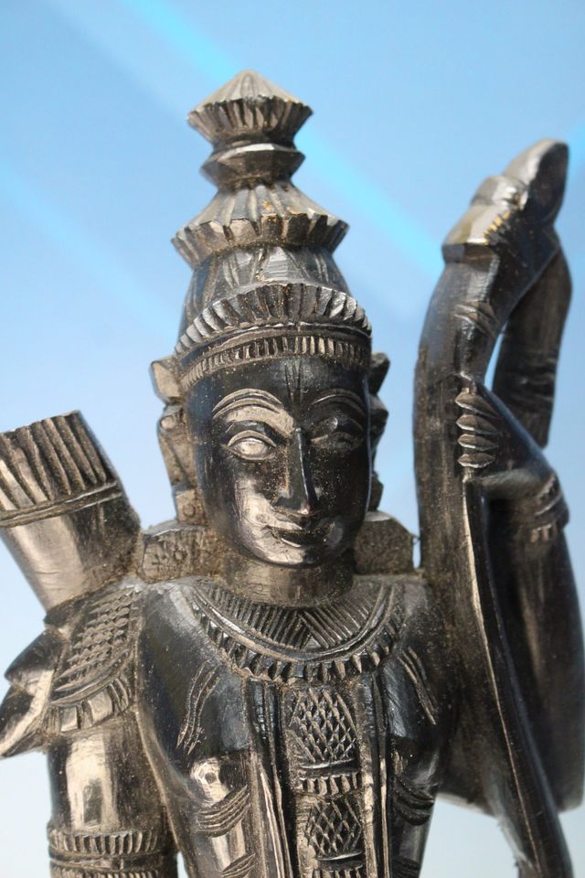 Escultura de madera del dios hindú Rama. India.