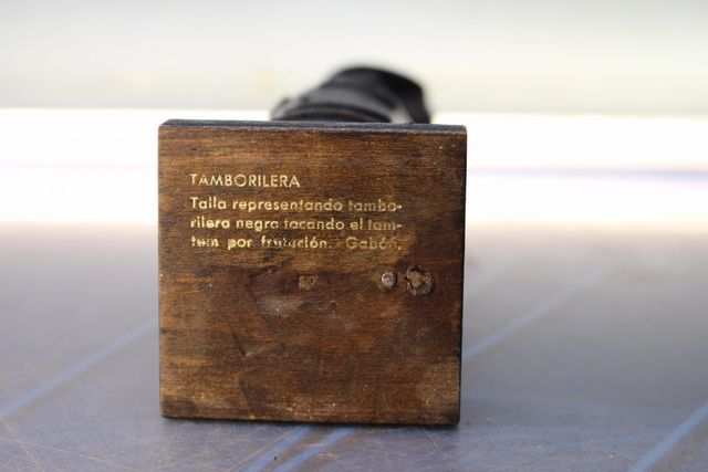 Tamborilera. Talla de madera Fang, Gabón.