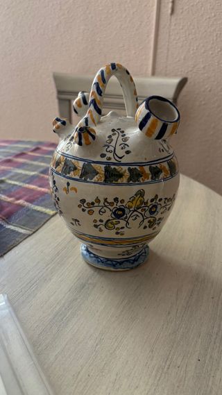 Botijo de cerámica pintado a mano