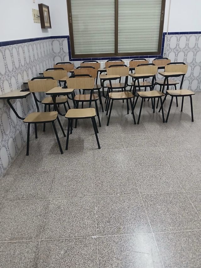 Silla escolar con pala metálica y madera