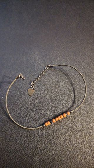 Pulsera artesanal hecha con cuerda de guitarra