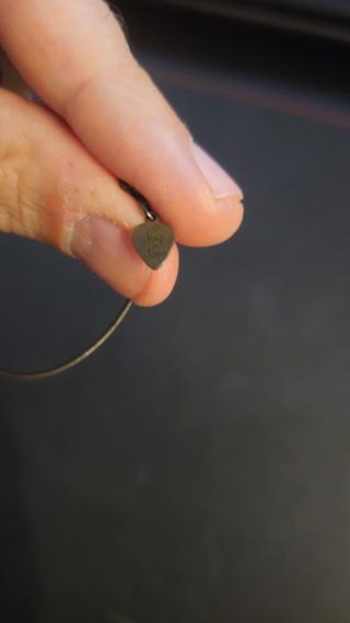 Pulsera artesanal hecha con cuerda de guitarra