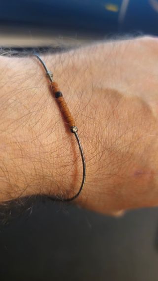 Pulsera artesanal hecha con cuerda de guitarra