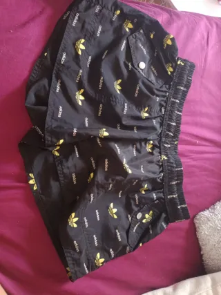 Pantalón chándal Adidas negro estampado